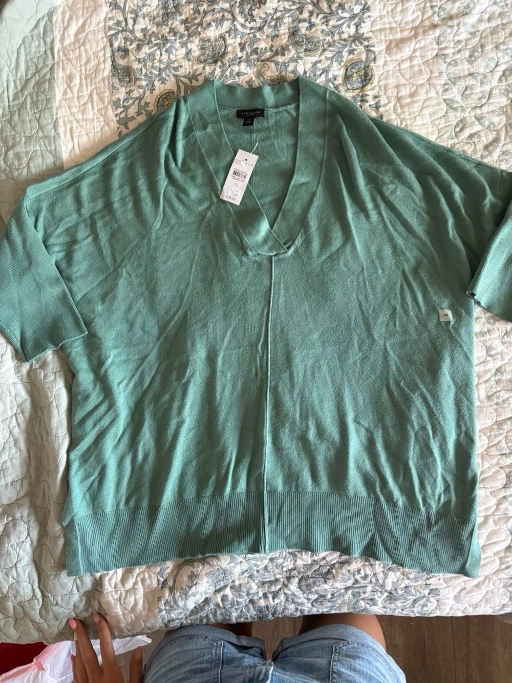 NWT Ann Taylor Green V-Neck Lightweight Sweater Top